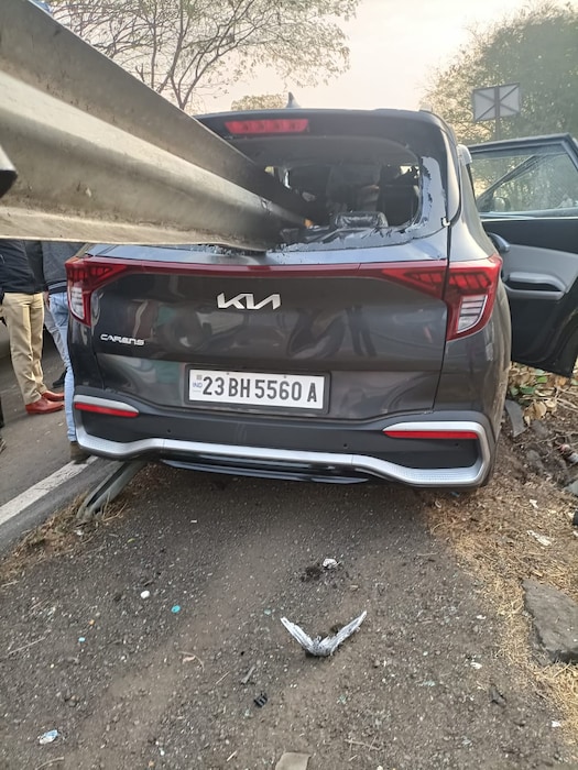 (गणेश दुडम, प्रतिनिधी) पुणे-मुंबई द्रुतगती मार्गावर अनेक उपाययोजना करुनही अपघात कमी होण्याचं नाव घेताना दिसत नाही. परिणामी अनेकांना आपला जीव गमवावा लागत आहे. 