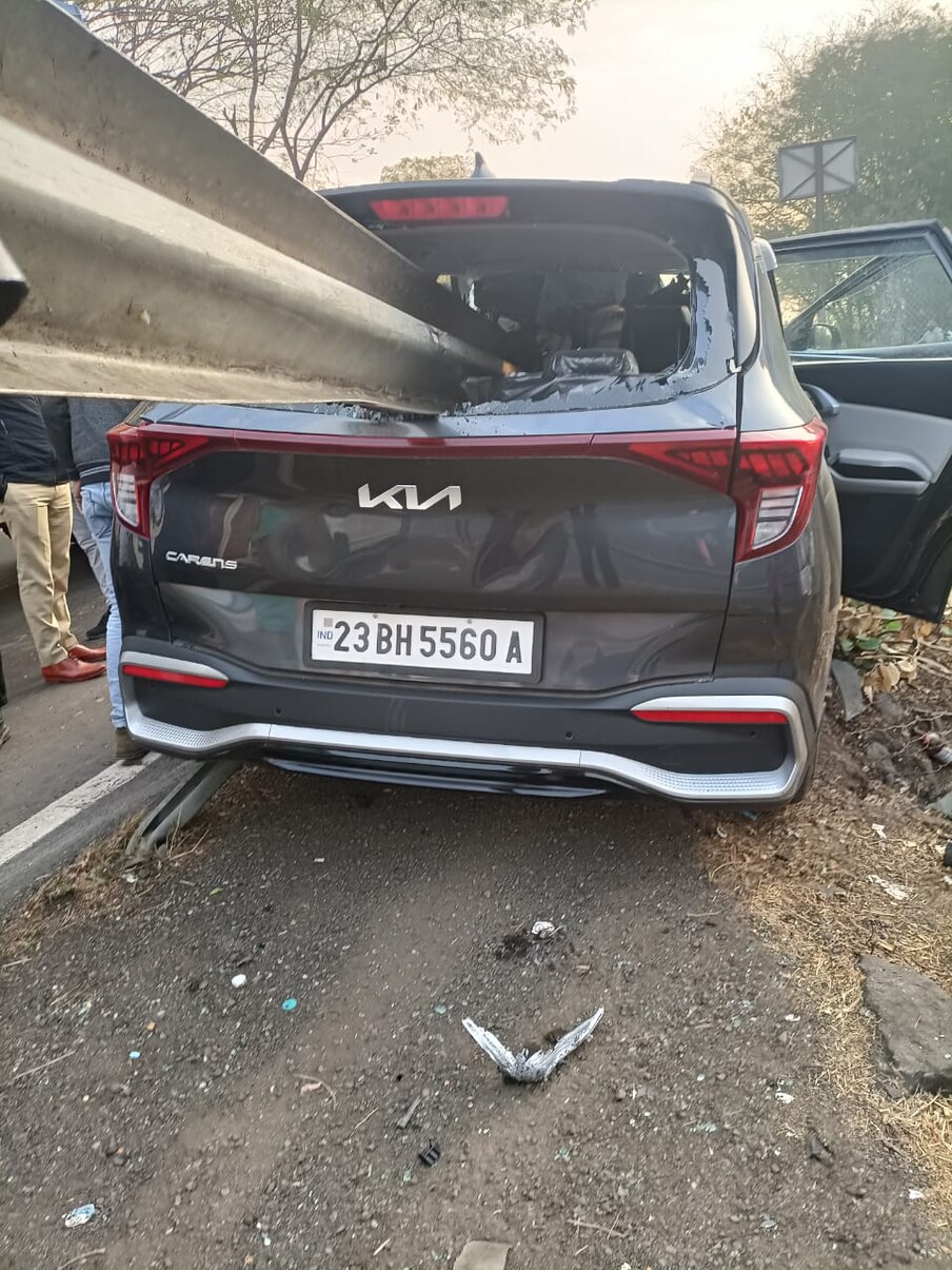 (गणेश दुडम, प्रतिनिधी) पुणे-मुंबई द्रुतगती मार्गावर अनेक उपाययोजना करुनही अपघात कमी होण्याचं नाव घेताना दिसत नाही. परिणामी अनेकांना आपला जीव गमवावा लागत आहे. 