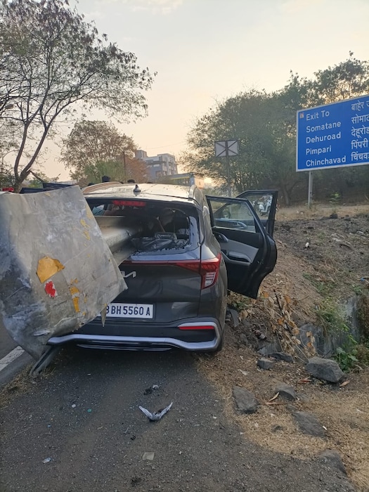 या अपघातात एक जण गंभीर तर दोनजण किरकोळ जखमी झाले आहेत. मार्गावरील लोखंडी संरक्षक दुभाजक कारच्या आरपार गेले. सुदैवाने यात कोणतीही जीवितहानी झाली नाही
