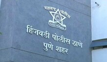 हिंजवडी पोलीस स्टेशनच्या दारातच पत्नीचा केला खून, पुण्यात खळबळ हिंजवडी पोलीस स्टेशनच्या दारातच पत्नीचा केला खून, पुण्यात खळबळ