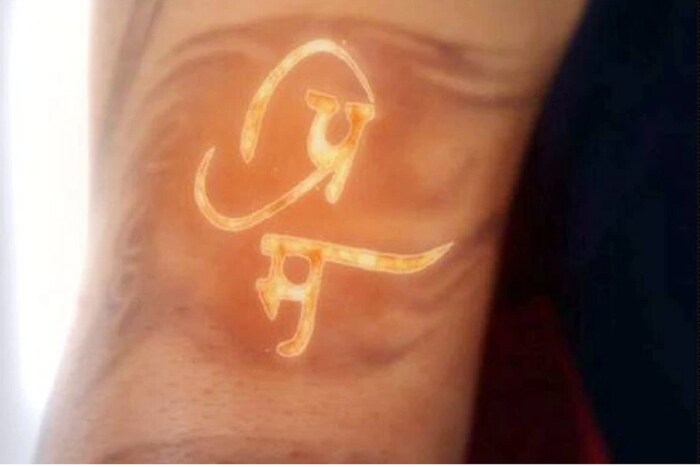 विराट कोहलीच्या वडिलांचे नाव प्रेम कोहली होते. त्याच्या हाताच्या मागील बाजूस त्याच्या वडिलांच्या नावाचा टॅटू काढलेला आहे. 