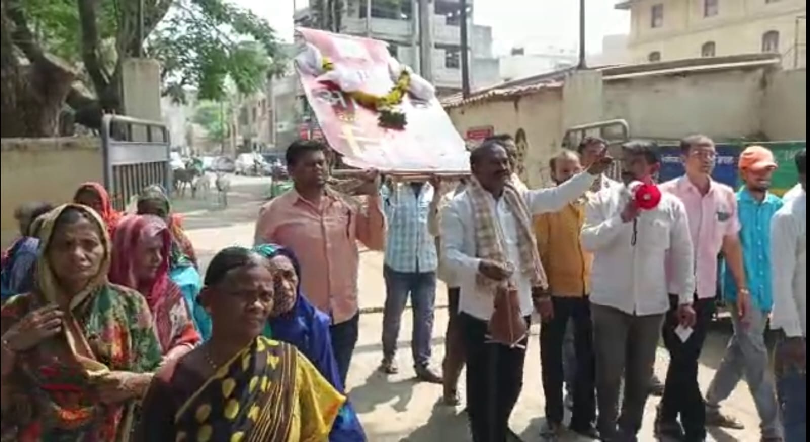 गेल्या काही काळापासून देशात गॅस सिलेंडरचे दर सातत्याने वाढत आहे. त्याचा फटका सर्वसामान्यांना बसत आहे.