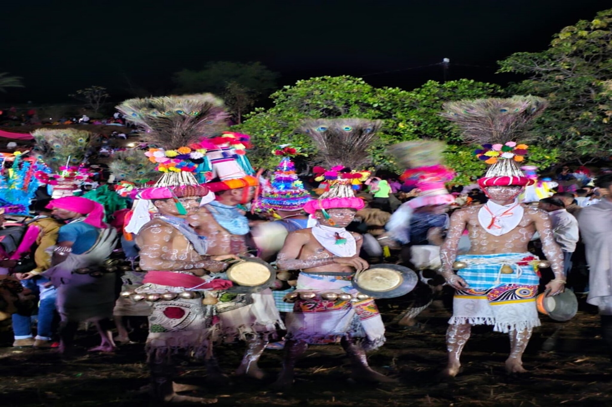 राजवाडी होळीत दिसली आदिवासी संस्कृतीची झलक, पाहा Photos