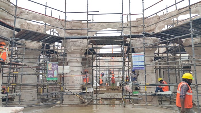 राम मंदिराच्या तळमजल्याचे बांधकाम जवळपास 75 टक्के पूर्ण झाले आहे, तर भगवान राम ज्या गर्भगृहात राहणार आहेत ते 90 टक्के पूर्ण झाले आहे. रामनवमी निमीत्त आम्ही तुम्हाला मंदिराचे असे फोटो दाखवणार आहे, जे पाहून तुम्ही भक्तीमय होऊन जाल.