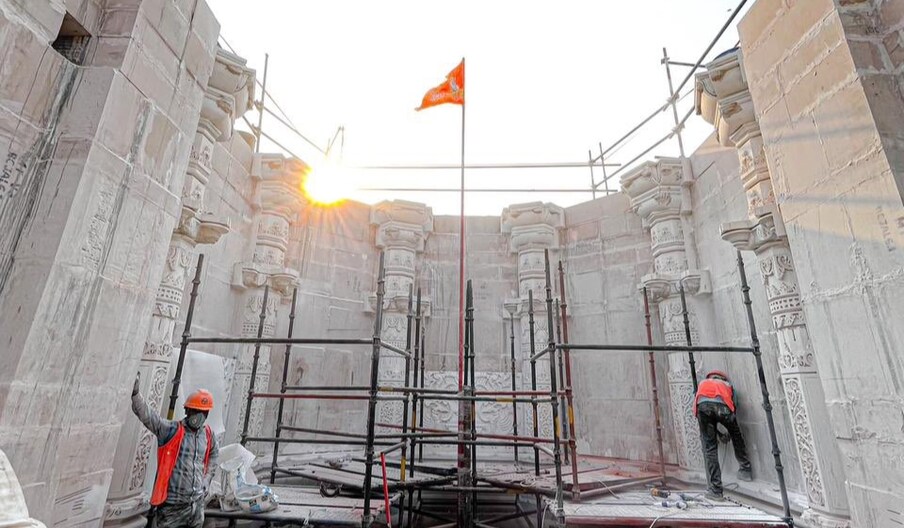 ज्या मार्गावरून राम भक्त आपल्या श्री रामाच्या दर्शनासाठी जातील. त्या मार्गावर संगमरवरी दरवाजाच्या चौकटी लावण्यात आल्या आहेत. तीन मार्ग केले असले तरी या चित्रात तुम्हाला मधली वाट दिसते जिथून थेट गर्भगृह दिसणार आहे.