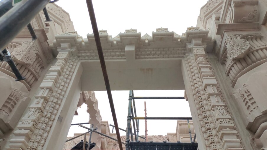 तात्पुरत्या मंदिरात रामलला आपले तीन भाऊ आणि सीतेसोबत बसलेले आहेत. रामजन्मोत्सवाच्या दिवशी रामललांना पिवळा पोशाख घालण्यात येणार आहे.
