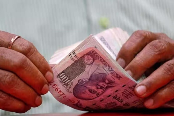 मुंबई : महागाईवर नियंत्रण मिळवण्यासाठी फेड रिझर्व्ह बँकेनं आपल्या व्याजदरात वाढ केली आहे. आता RBI पुन्हा एकदा आपल्या रेपो रेटमध्ये वाढ करणार असल्याची माहिती मिळाली आहे. 
