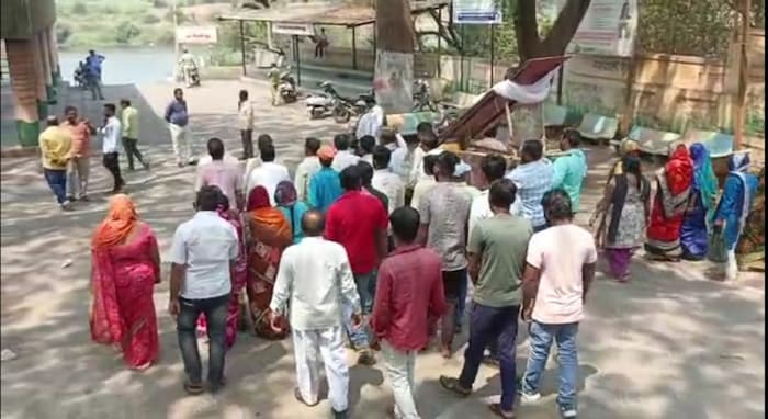 गॅस दरवाढीच्या विरोधात देशात प्रतिक्रिया उमटत आहेत. 