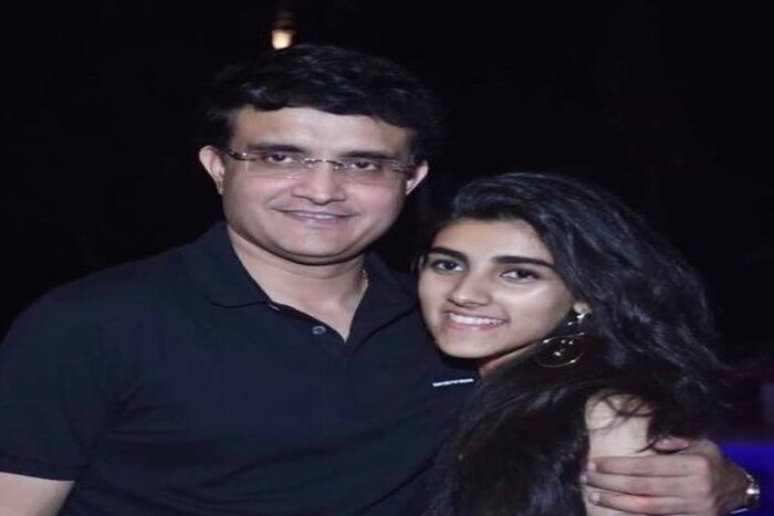 सना गांगुली ही 22 वर्षांची असुन तिचा जन्म 3 नोव्हेंबर 2001 मध्ये झाला होता. सना ही लॅमलाईट पासून दूर असली तरी अनेकदा ती वडील सौरव यांच्यासोबत काही इव्हेंट्सला दिसत असते. 