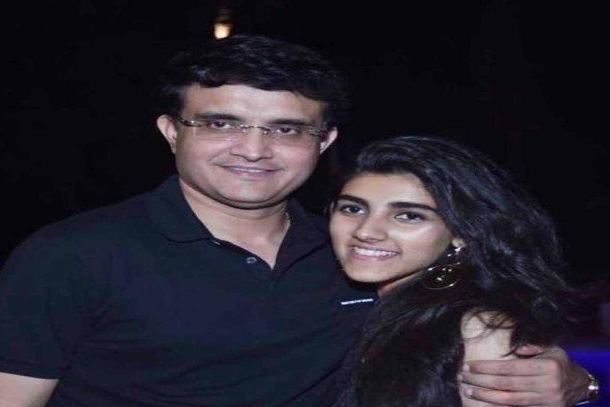 सना गांगुली ही 22 वर्षांची असुन तिचा जन्म 3 नोव्हेंबर 2001 मध्ये झाला होता. सना ही लॅमलाईट पासून दूर असली तरी अनेकदा ती वडील सौरव यांच्यासोबत काही इव्हेंट्सला दिसत असते. 