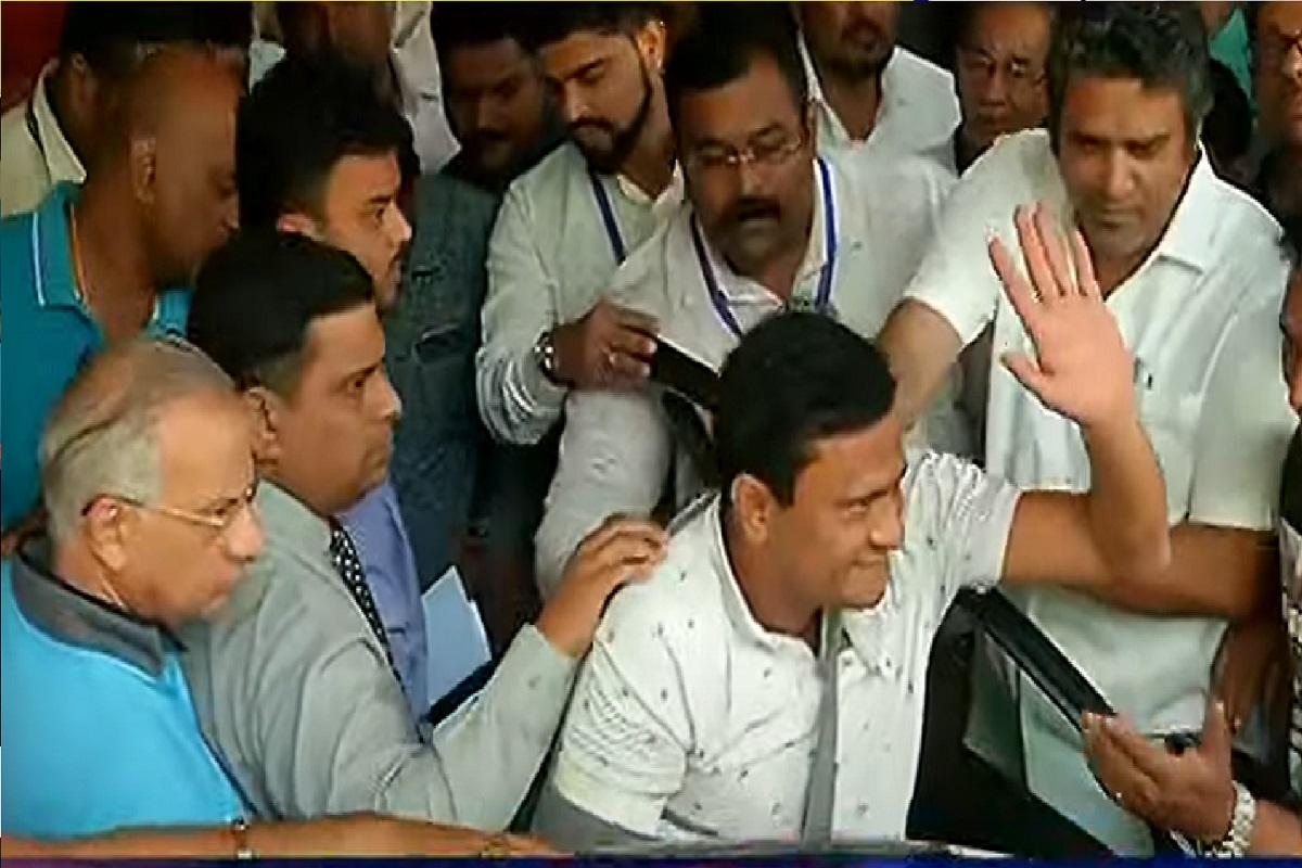 आज सकाळी शिवाजी पार्कमध्ये अज्ञात लोकांनी मनसे नेते संदीप देशपांडे यांना स्टम्पने मारहाण केली होती.