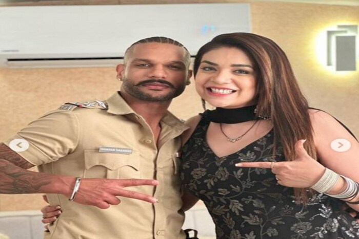 या फोटोंमध्ये शिखर धवन एका पोलीसाच्या वेशात दिसत असून यातील एका फोटोमध्ये तो दबंग पोलीस अधिकाऱ्याच्या भूमिकेत गुंडांना मारताना दिसत आहे. 