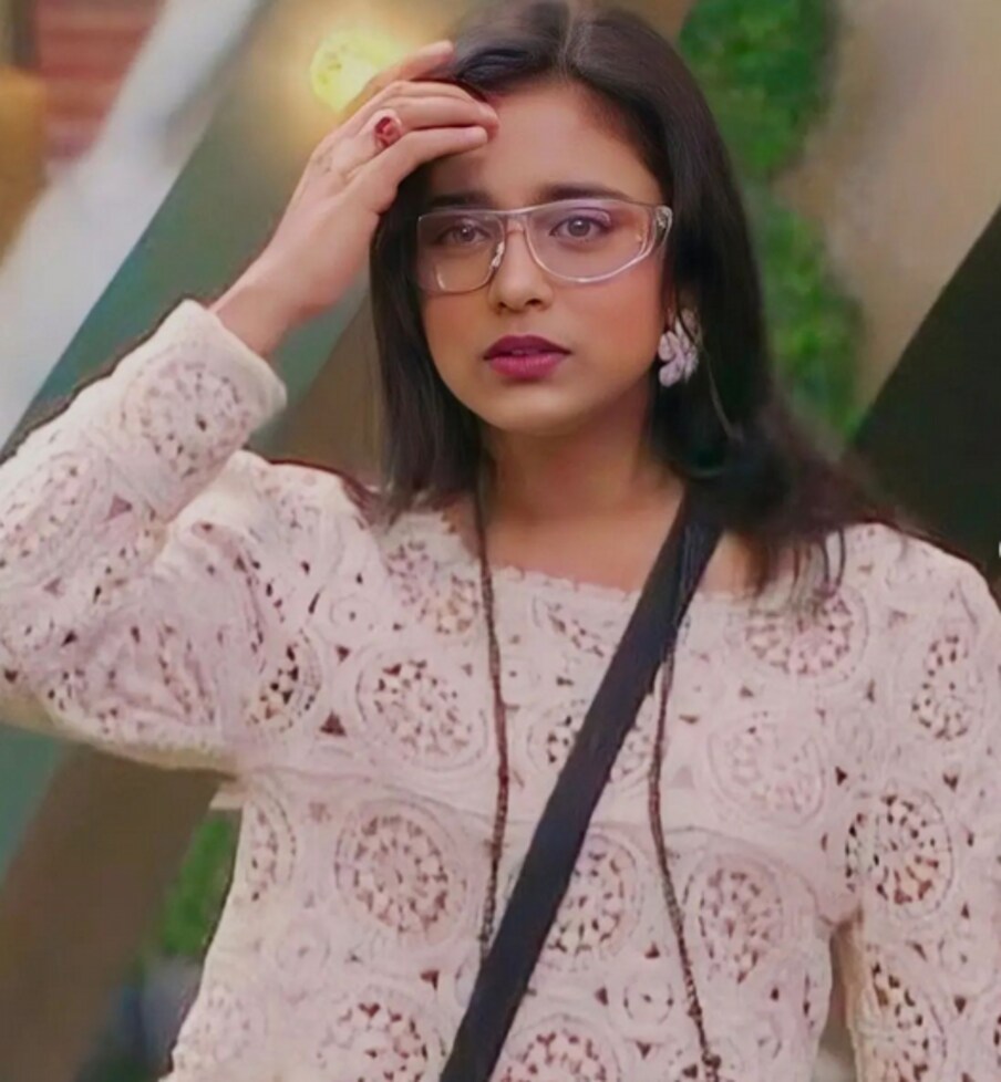 दरम्यान अभिनेत्रीने एक फोटो शेअर केला आहे. ज्यामध्ये अभिनेत्रीने आपल्याला काहीतरी ओरखडल्याचं दाखवलं आहे. 