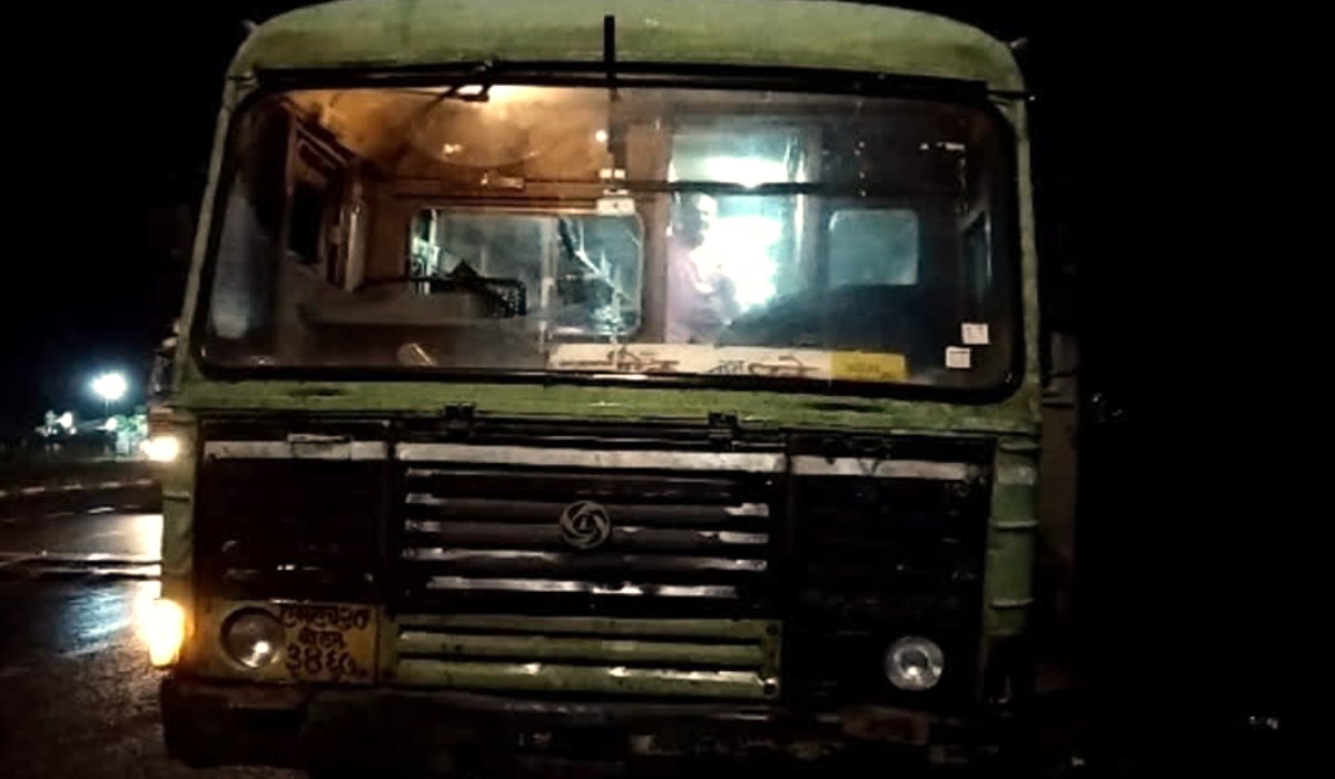 ST conductors in Dhule : असं कसं हो, एसटीवाले दादा! फक्त 20 रुपयांसाठी मध्यरात्री लेकरासह आई-बापाला खाली उतरवलं