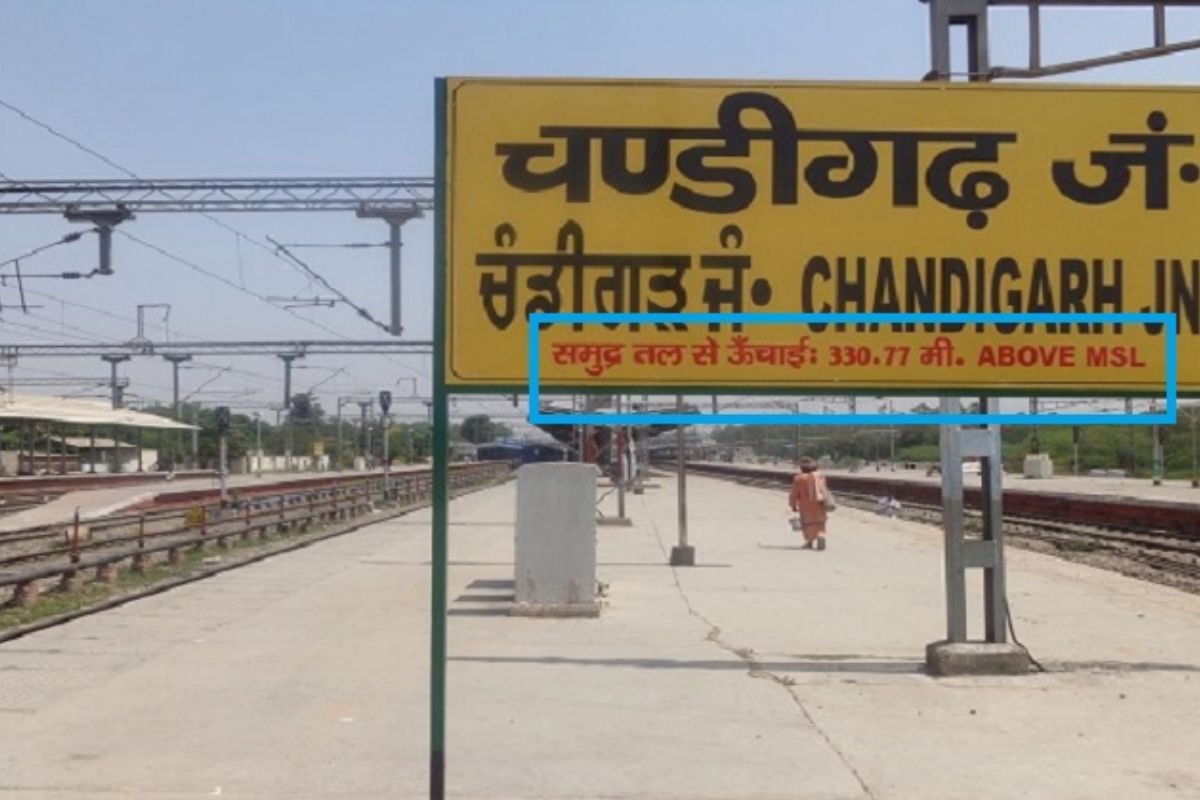 तुम्ही बऱ्याचदा पाहिलं असेल पण कधी विचार केलाय. रेल्वे प्लॅटफॉर्मच्या फलकावर स्टेशनच्या नावानंतर त्याची समुद्रसपाटीपासूनची उंची खाली का लिहिली जाते? रेल्वे स्थानकाच्या फलकावर स्थानकाची समुद्रसपाटीपासून उंचीची माहिती देऊन त्याचा उपयोग काय, याचा विचार केला आहे का? ही माहिती प्रवाशांसाठी खरोखर आवश्यक आहे.