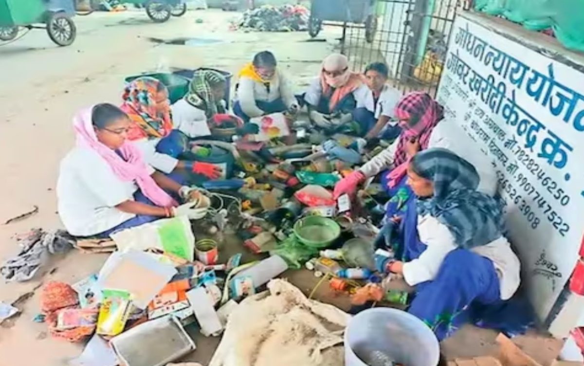 Swach Bharat Abhiyan : तुम्ही कचरा समजून फेकुन दिलं, त्यातूनच महिलांनी कमावले लाखो रुपये!