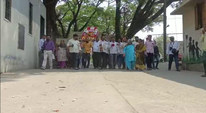  दर वाढीच्या विरोधात प्रतिकात्मक आंदोलन झाले.