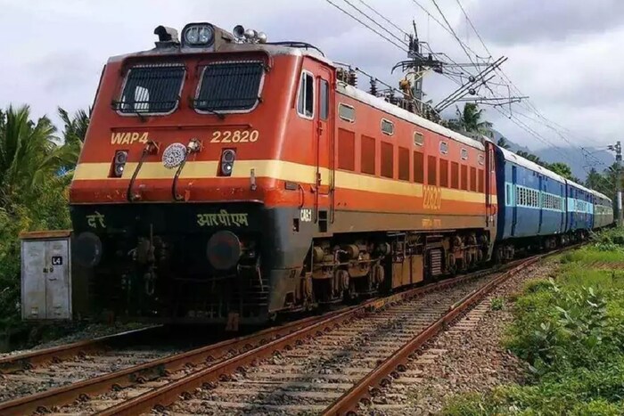 गाडीच्या शेवटच्या डब्यावर X चं निशाण नसेल तर याचा अर्थ आहे की मागचा कोच किंवा डबा ट्रेनपासून वेगळा झाला आहे. त्यावेळी ट्रेनला स्टेशनवर सिग्नल दिला जाईल. डबा ट्रेनला जोडल्यानंतरच ट्रेन पुढे जाईल. 