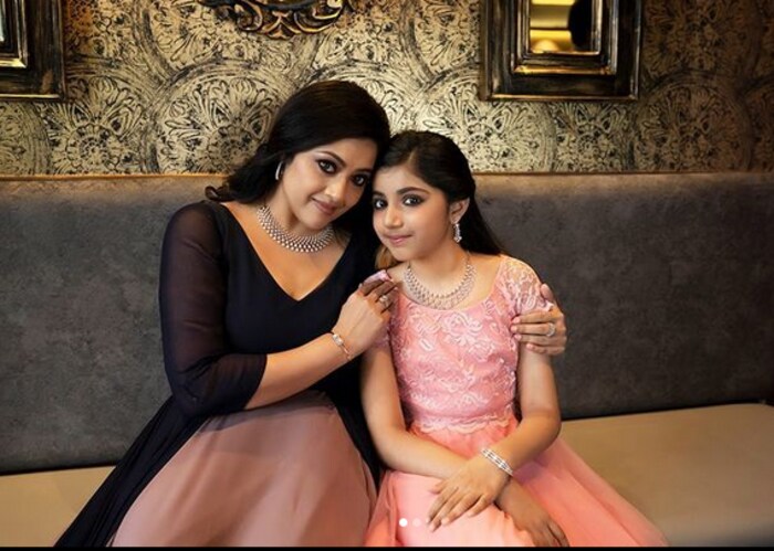 अशा परिस्थिती मीना आणि धनुषच्या अफेअर्सच्या अफवांनी जोर धरला आहे. 