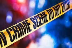 फलक लावण्यावरून वाद, पाठीत खुपसलेल्या चाकूसह तरुण पोहोचला रुग्णालयात