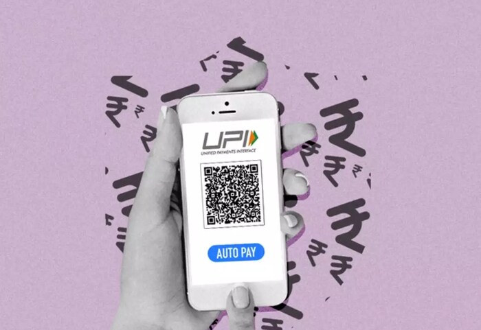 QR कोडमध्ये काय Store केले जाऊ शकते? :अगदी सोप्या भाषेत सांगायचे तर, QR कोड हा ‘image-based hypertext link’ आहे जो आपण ऑफलाइन मोडमध्येही वापरू शकतो. यामध्ये आपण कोणतीही URL एन्कोड करू शकतो जेणेकरून कोणी QR कोड स्कॅन केला तर ती वेबसाइट सहज उघडू शकेल. उदाहरणार्थ, जर तुम्हाला एखाद्याने तुमचे फेसबुक पेज लाईक करावे असे वाटत असेल, तर तुम्ही त्या QR कोडमध्ये तुमच्या Facebook पेजची URL देऊ शकता, जेणेकरून एखाद्याला ते स्कॅन करायचे असेल तर ते तुमच्या Facebook पेजवर रीडायरेक्ट केले जाईल.