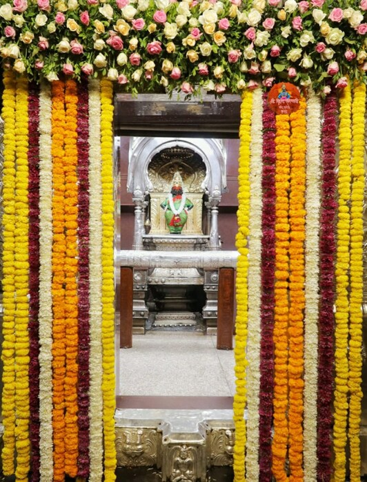 विठूरायाचा आणि रुक्मिणी मातेचा गाभारा, सभामंडप, मंदिरातील खांब या सर्व ठिकाणी आकर्षक फुलांच्या माळाची सजावट केली आहे.