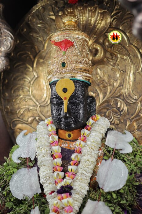 पंढरपूरचे विठोबा मंदिर हे कोट्यवधी भाविकांचं आराध्य दैवत तसेच महाराष्ट्राचे कुलदैवत असल्याने विठ्ठलाचे प्रसिद्ध मंदिर आहे.