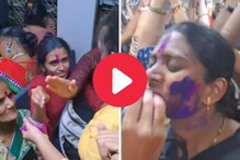 लोकल ट्रेनमध्ये महिलांची धुळवड, एकमेकींवर केली रंगांची उधळण