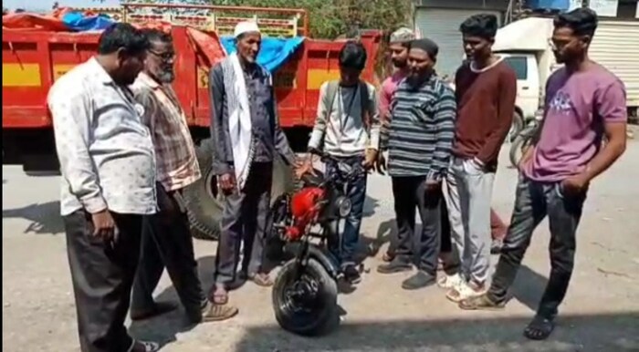 मुलांचं बाईकचं स्वप्न पूर्ण करण्यासाठी रहमान खान यांनी भंगार साहित्याच्या दुकानातून बाईकसाठी लागणारे हँडल, शॉकअब्स, टायर यासह इतर साहित्य अगदी स्वस्तात खरेदी केलं नंतर एक 24 व्होल्ट बॅटरी अन 24 व्होल्ट मोटार घेतली व घरी पडून असलेल्या मुलाच्या जुन्या सायकलच्या बॉडी वर ती बसविली. स्वतः इलेक्टरीशीयन असल्याने त्यांनी सर्व सर्किट व्यवस्थित जोडून भंगार साहित्यापासून ई बाईक तयार केली.