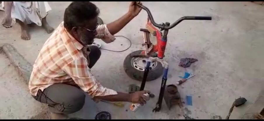 माझ्या वडिलांनी बनविलेली ही इ बाईक इतकी मस्त आहे की लाखो रुपयांच्या बाईक असलेल्या माझ्या मित्रांनाही माझ्या या इ बाईक ची राईड घेण्याचा मोह आवरत नाही. माझ्या वडिलांनी अत्यल्प खर्चात बनविलेली ही इ बाईक सरस ठरत असुन माझं बाईक वरुन कॉलेज ला जाण्याचं स्वप्न ही पूर्ण झालं आहे.