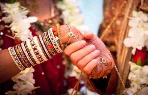 एका अल्पवयीन मुलीला काम देण्याचं आमिष दाखवून तिची विक्री करत लग्न लावून दिल्याचा धक्कादायक प्रकार अमरावतीत घडला. 