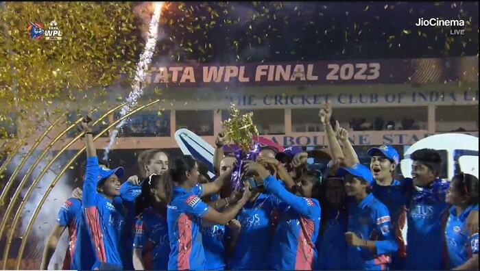 मुंबई इंडियन्सने WPL 2023 च्या ट्रॉफीवर कोरलं नाव. 