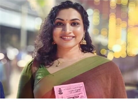 महिलेच्या फोटोने वेधलं लक्ष