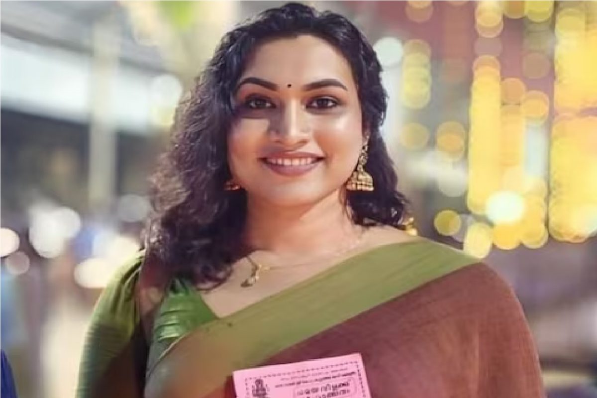 महिलेच्या फोटोने वेधलं लक्ष