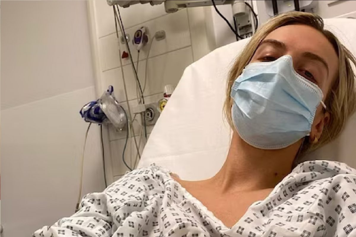 लघवीची विचित्र समस्या असलेली महिला.