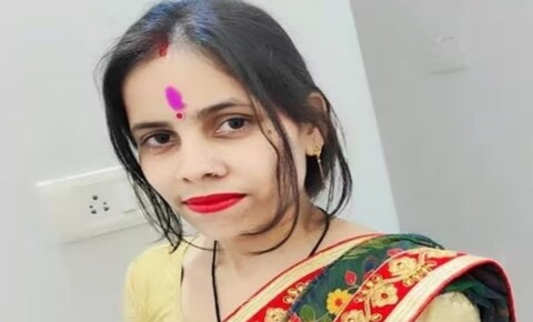 बिहारमधील छपरा जिल्ह्यातील मशरक पोलीस स्टेशन परिसरात एक विवाहित महिला दोन मुलांसह अचानक बेपत्ता झाल्याची घटना समोर आली आहे. 