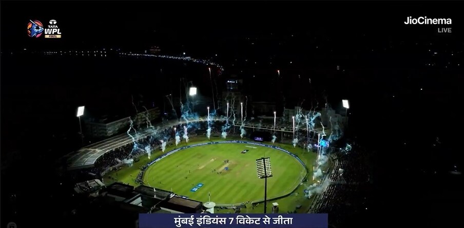 महिला आयपीएलचा अंतिम सामना मुंबईच्या ब्रेबॉन स्टेडियमवर मुंबई इंडियन्स विरुद्ध दिल्ली कॅपिटल्स यांच्यात खेळवण्यात आला.