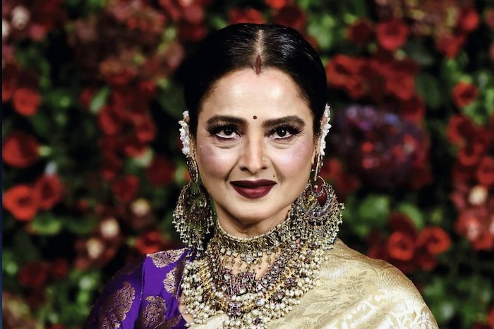 सिमी पुढे विचारते की, तुम्ही फक्त त्यांना पुरस्कार सोहळ्यात पाहिलं आहे का? यावर रेखा लगेच उत्तर देतात आणि म्हणतात की, माझ्यासाठी तेवढं खूप आहे