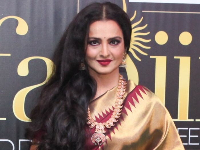 यावर सिमी म्हणते की, तुम्ही एवढ्यावरच समाधानी आहात का ? रेखा म्हणतात की, हो मी आनंदी आणि समाधानी आहे. ही मुलाखत खूप जूनी आहे. 