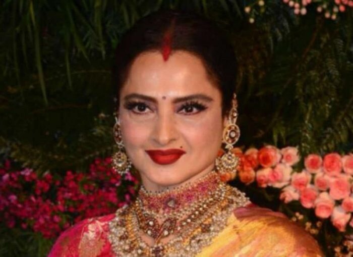 रेखा यांच्या सिनेमांपेक्षा त्यांच्या लव्ह लाईफची जास्त चर्चा व्हायची. मीडिया रिपोर्ट्सनुसार, रेखा आणि अभिनेते अमिताभ बच्चन एकमेकांच्या सिनेमात अखंड बुडाले होते. 