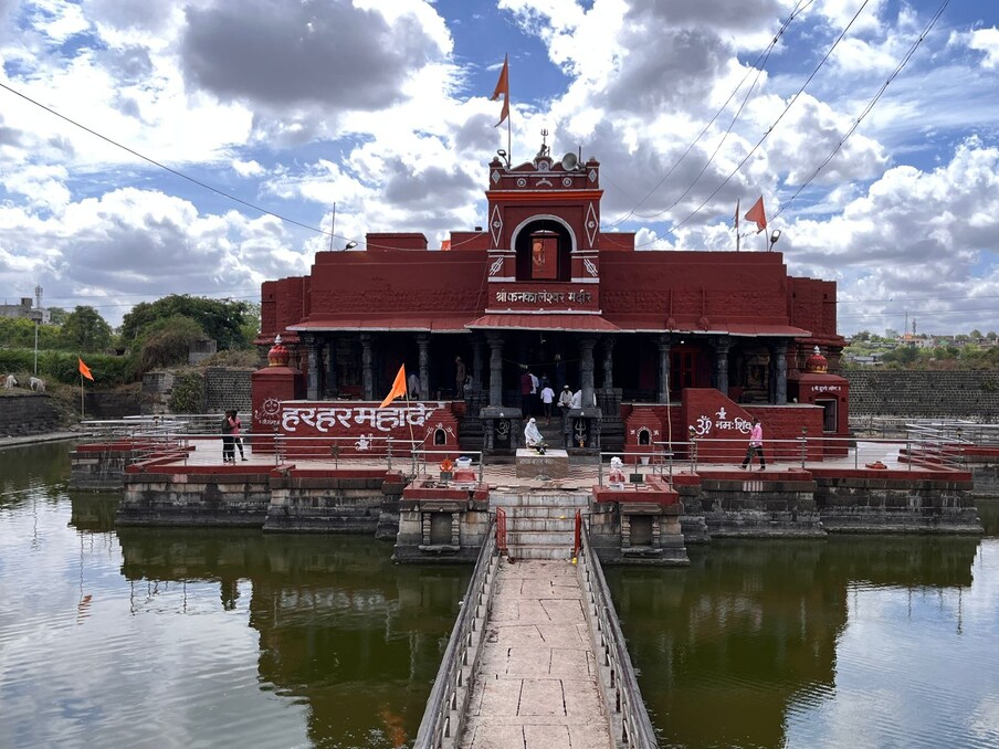 बीड शहरापासून अवघ्या काही अंतरावर ऐतिहासिक कंकालेश्वर मंदिर आहे. या मंदिराला 1 हजार वर्षांपासूनचा इतिहास आहे. उन्हाळी पर्यटनासाठी हे उत्तम धार्मिक आणि ऐतिहासिक स्थळ आहे.
