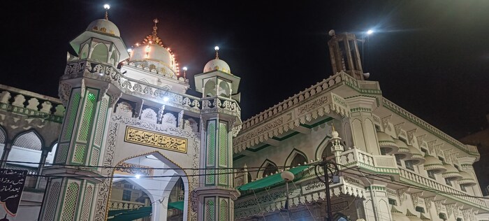 मुस्लिम बांधवांसाठी रमजान हा महिना अतिशय पवित्र मानला जातो. रमजान मध्ये केलेल्या उपासनेचे फळ इतर महिन्यांच्या तुलनेत कैक पटीने जास्त असते, असे म्हटले जाते.