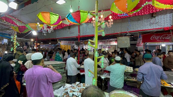 यंदा कोरोनाचे निर्बंध नसल्यानं प्रत्येक स्टॉलवर मोठी गर्दी होत आहे. 