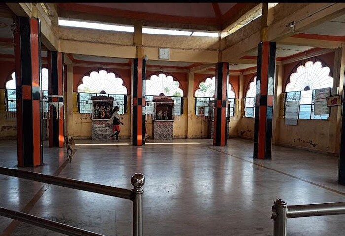 या गावातील ग्रामस्थ हनुमान नव्हे तर प्रभू रामचंद्रांचे मार्गदर्शक जांबुवंत यांचे निस्सीम भक्त आहेत. यामुळे गावात हनुमानाचे मंदिर, मूर्ती किंवा फोटो नाही. घराघरात जांबुवंतांचीच पूजा होते