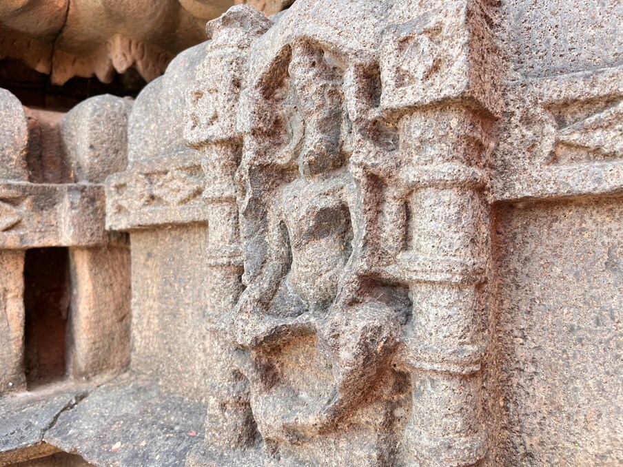 कंकालेश्वर मंदिर हे सकाळी पाचच्या सुमारास उघडते. यावेळी महाआरती आणि पूजा केली जाते. तर संध्याकाळी मंदिर 9 वा. सुमारास बंद होते.