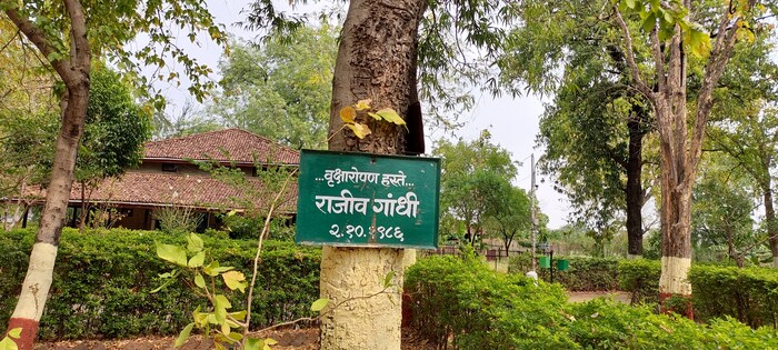 महात्मा गांधीजींच्या नात सुमित्रा गांधी कुळकर्णी व तारा गांधी भट्टाचार्य यांसह अन्य लोकांच्या नोंदी आश्रमात करण्यात आल्या आहेत. दररोज आश्रम परिसरात नागरिक गर्दी करीत आहे.