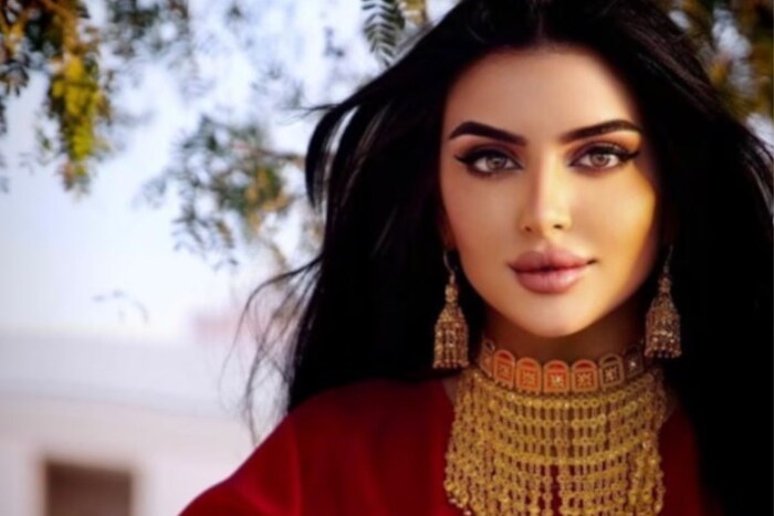 UAE मधील विविध प्रदर्शने, फॅशन शो आणि पुरस्कार सोहळ्यांमध्ये शेखा महाराला अनेकदा पाहिले जाते. तिचे फोटोही ती तिच्या इंस्टाग्राम अकाउंटवर शेअर करत असते.