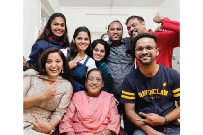 अपूर्वाच्या वडिलांचं आधीच निधन झालं असून ती आई आणि भावासोबत राहत होती. आता भावाच्या अचानक जाण्याने अभिनेत्रीवर दुःखाचा डोंगर कोसळला आहे. 