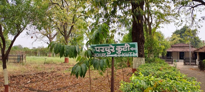 महात्मा गांधी यांचं वास्तव्य असणाऱ्या वर्ध्यातील सेवाग्राम आश्रमाला एकदा तरी अवश्य भेट दिली पाहिजे, असं हे ठिकाण आहे. 