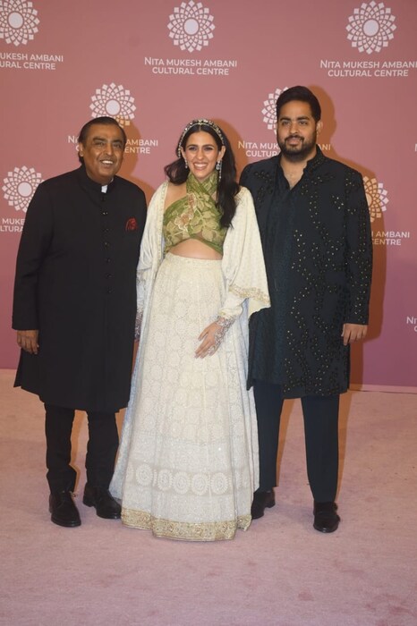 रिलायन्स उद्योग समूहाचे अध्यक्ष आणि व्यवस्थापकीय संचालक मुकेश अंबानी आपला मोठा मुलगा आकाश अंबानी आणि सून श्लोका अंबानीसोबत दिसून आले.